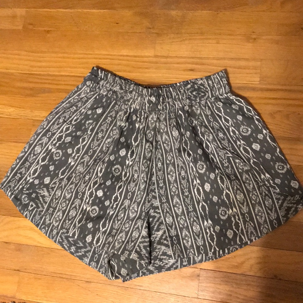 High waisted pattern shorts
